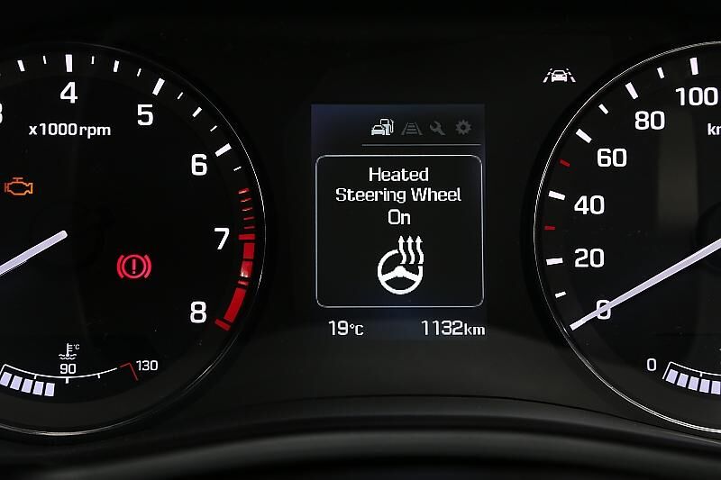 Trend. Es umfasst Klimaautomatik, elektrisch einklappbare Außenspiegel, automatisch abblendenden Innenspiegel, Mittelarmlehne vorne, höhenverstellbare Gurte vorne, LED-Tagfahrlicht, Projektionsscheinwerfer und Lichtsensor.