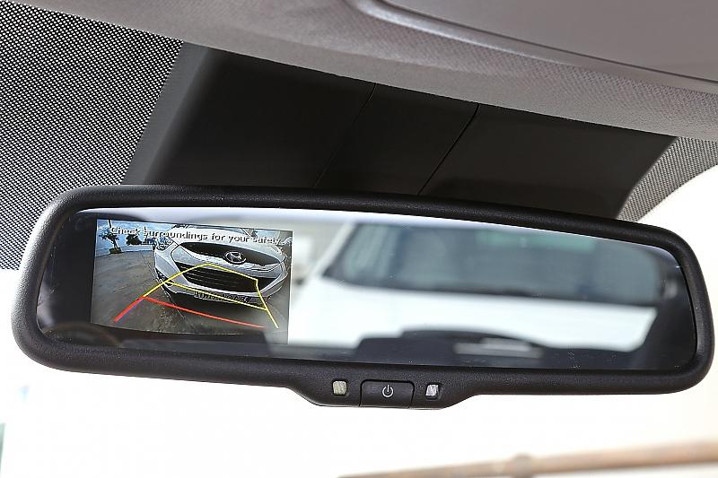 Das Premium-Paket Style bietet neben verchromten Türgriffen und Smart-Key-System inklusive Start-Stop-Knopf auch eine Rückfahrkamera, deren Bild beim Zurücksetzen auf einen kleinen Monitor im Innenspiegel übertragen wird.