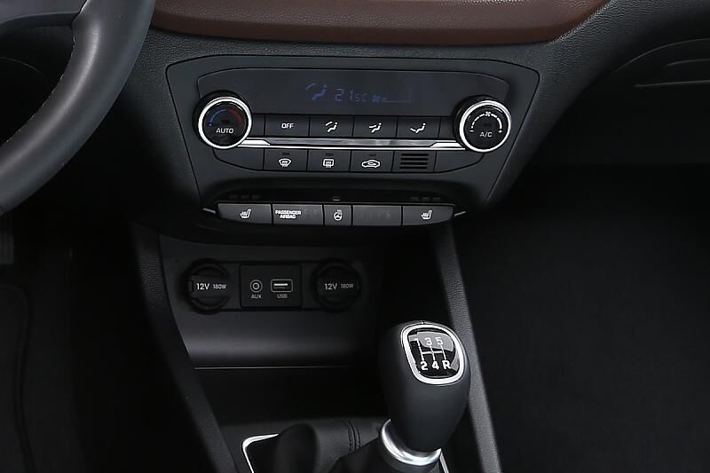 Die ausstatungslinie Trend umfasst Klimaautomatik, elektrisch einklappbare Außenspiegel, automatisch abblendenden Innenspiegel, Mittelarmlehne vorne, höhenverstellbare Gurte vorne, LED-Tagfahrlicht, Projektionsscheinwerfer und Lichtsensor.