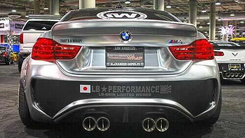Heiße Rückansichten auf der Los Angeles Autoshow - Hollywood Hills