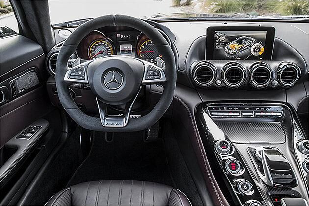 Extrem hochwertiges Cockpit mit übersichtlicher Mittelkonsole im V8-Look