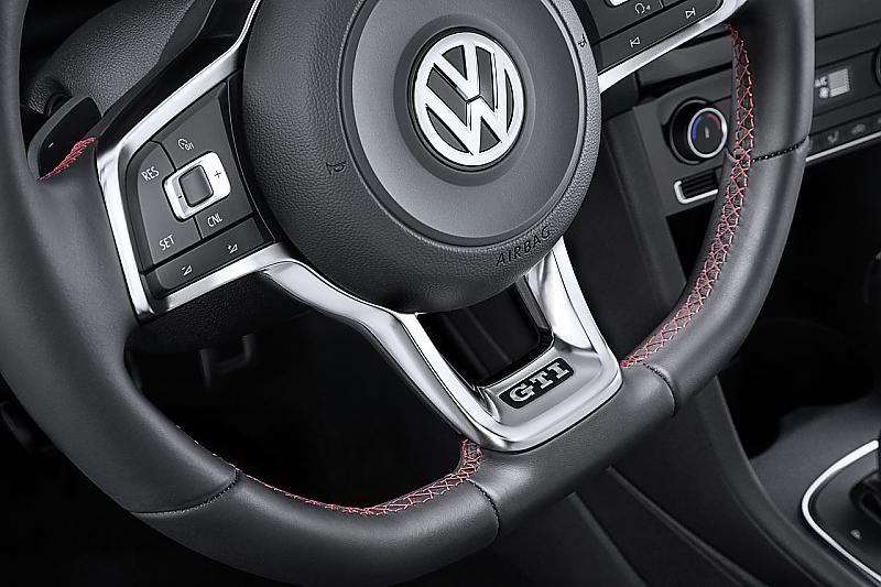 Typisches VW-Lenkrad mit Bedienelementen