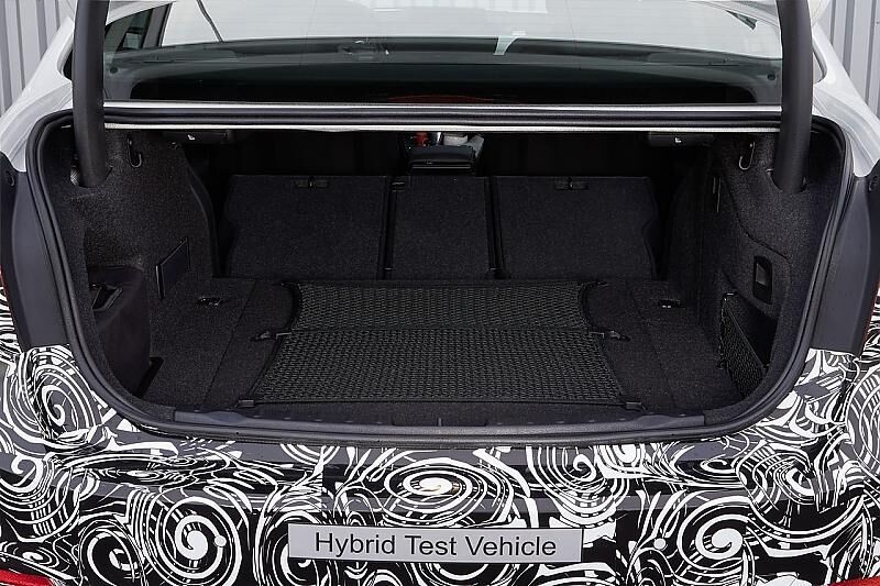 Der Kofferraum des BMW 3er Plug in Hybrid ist nur drei Zentimeter höher