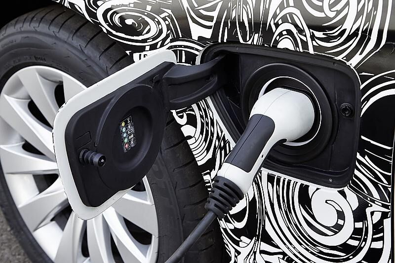 Natürlich kann man den BMW 3er Plug in Hybrid auch an der Strom-Ladestation \"auftanken\"