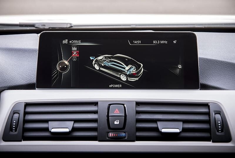 Im Sport-Modus treiben Verbrenner und E-Motor den BMW 3er Plug in Hybrid an