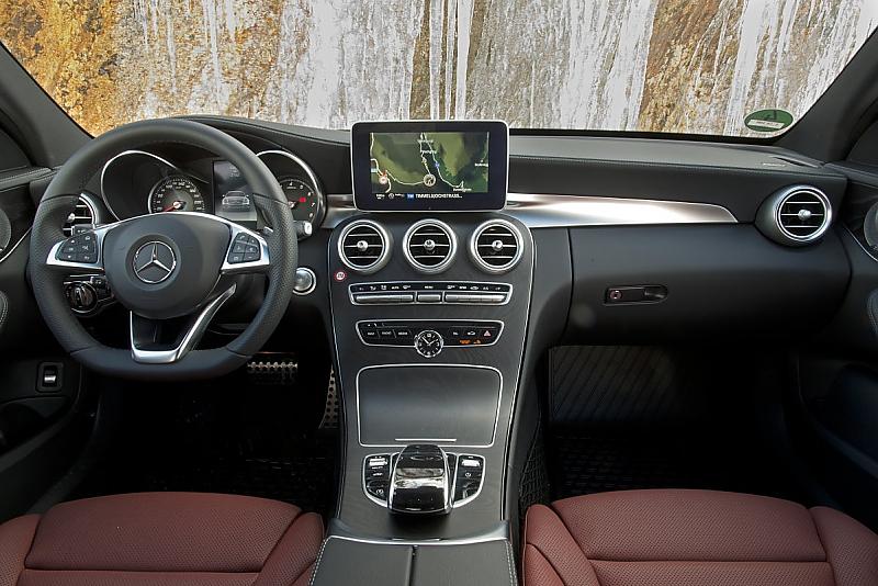 Mercedes C 400 4matic im Winter - das aufgeräumte Cockpit