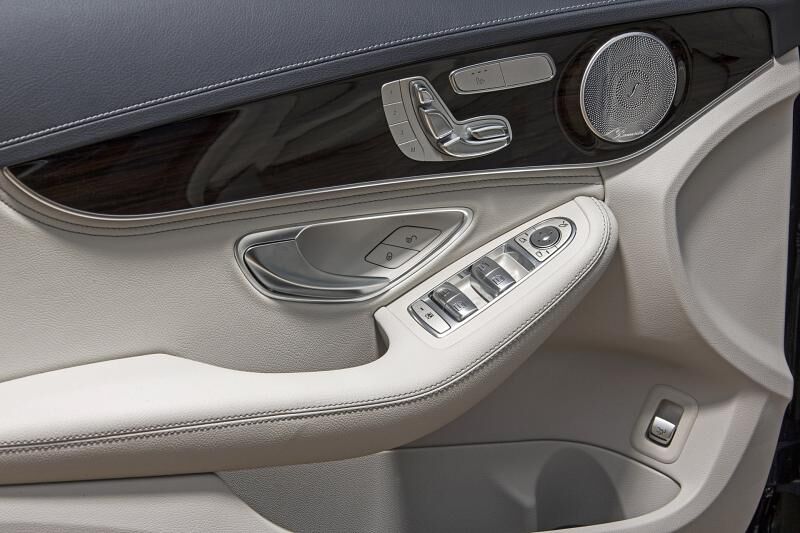 Mercedes C 400 - die Sitze werden in der Tür verstellt