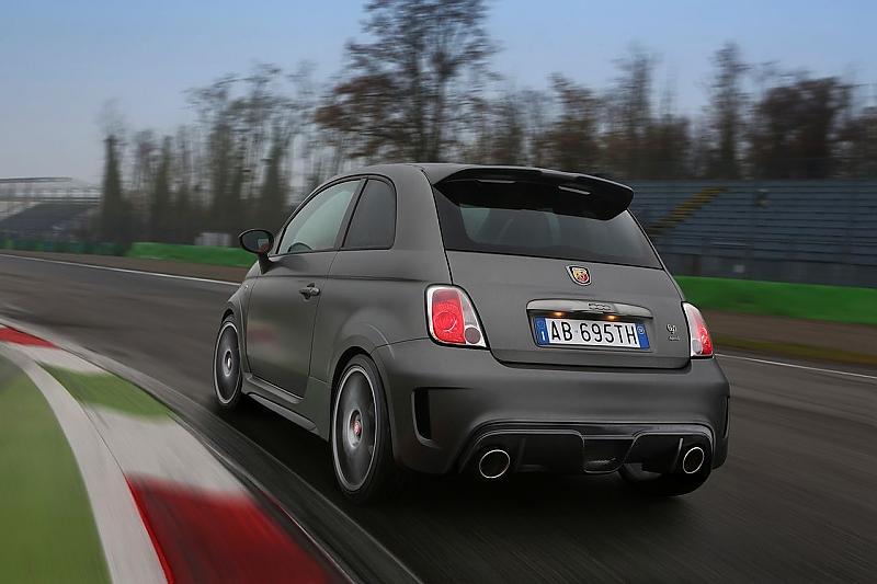 Der Fiat Abarth 695 biposto hat eine doppelflutige Auspuffanlage