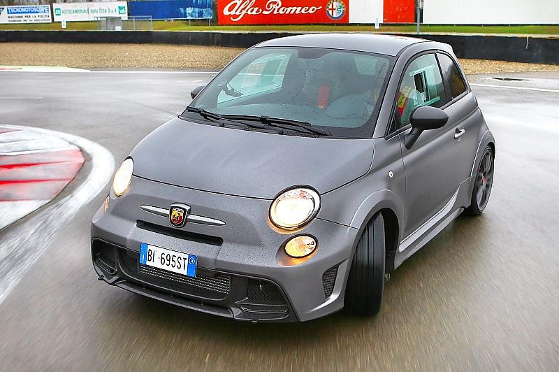 Der Fiat Abarth 695 biposto kostet mindestens 39.900 Euro