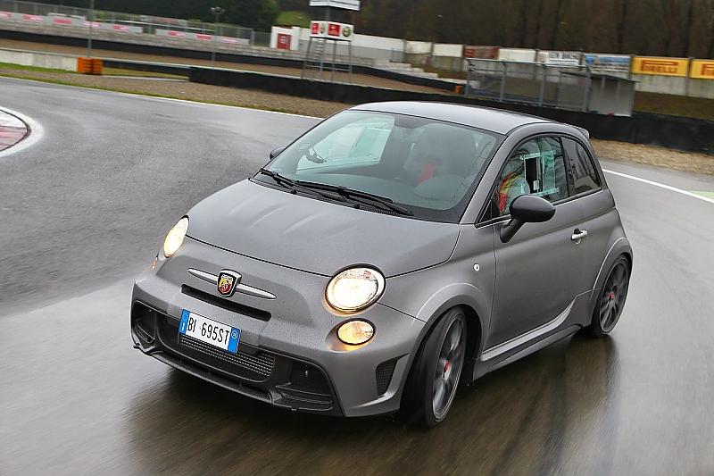 Der Fiat Abarth 695 biposto reagiert bei Nässe auf Lastwechsel nervös