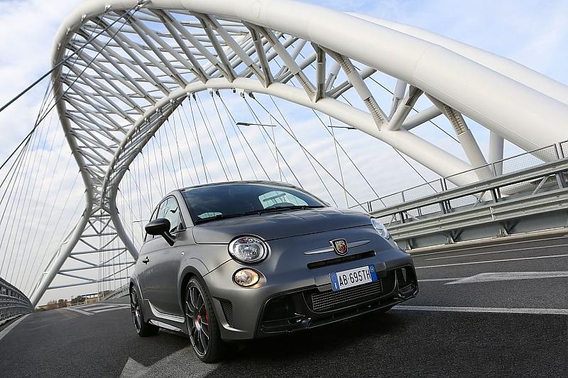 Der Fiat Abarth 695 biposto knackt die 100-km/h-Marke nach 5,9 Sekunden