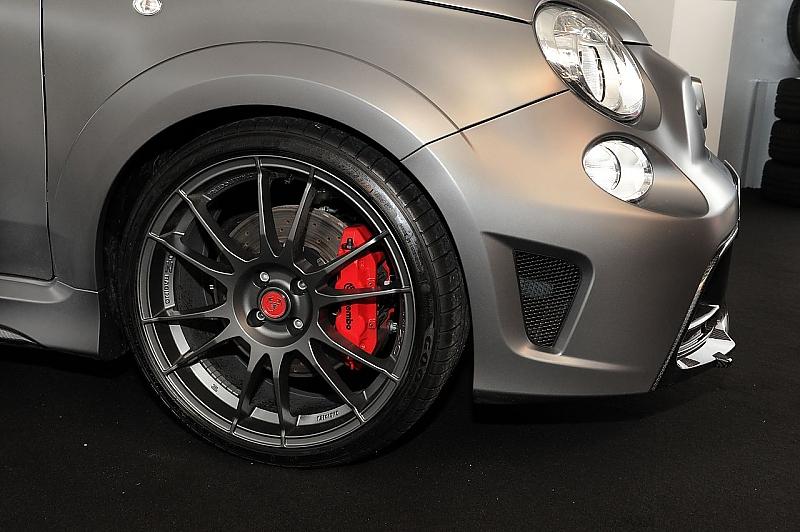 Die Brembo-Bremsen packen kräftig zu