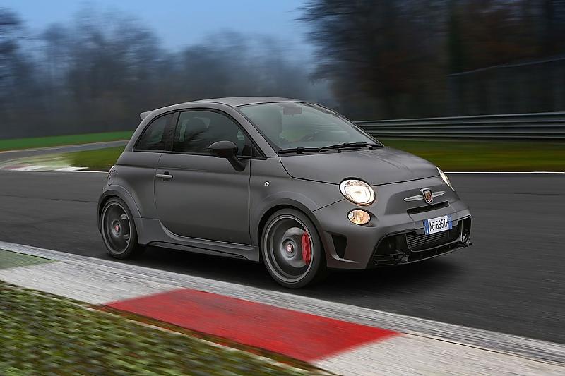 Der Fiat Abarth 695 biposto rollt auf 18-Zoll-Walzen