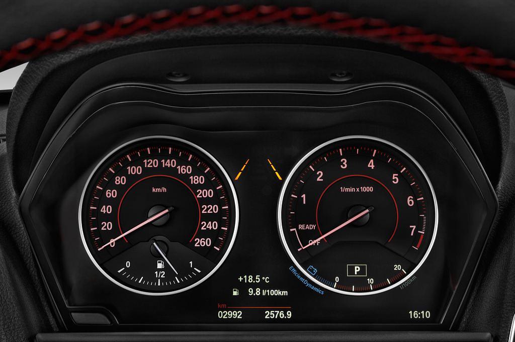 BMW 2 Series (Baujahr 2016) Sport Line 2 Türen Tacho und Fahrerinstrumente
