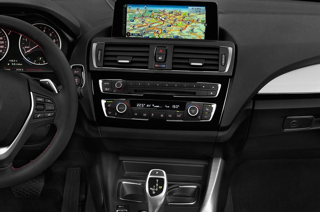 BMW 2 Series (Baujahr 2016) Sport Line 2 Türen Mittelkonsole
