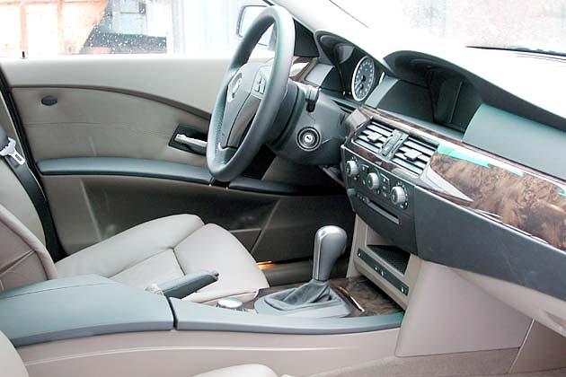 Hochwertiges Interieur: Edelholz und Leder