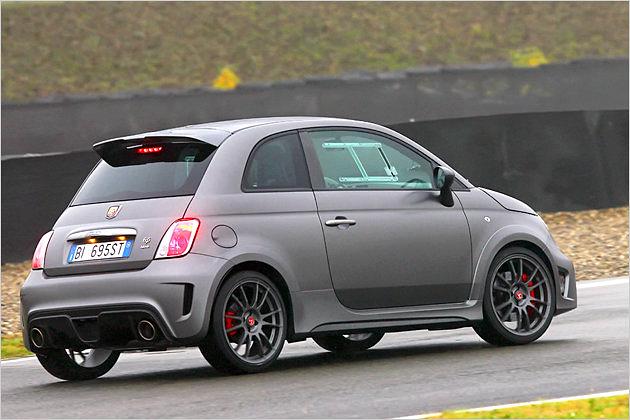 Der Biposto ist fit für die Rennstrecke: Ein höhenverstellbares Sportfahrwerk, Brembo-Bremsen und leichte 18-Zoll-Felgen sind immer dabei
