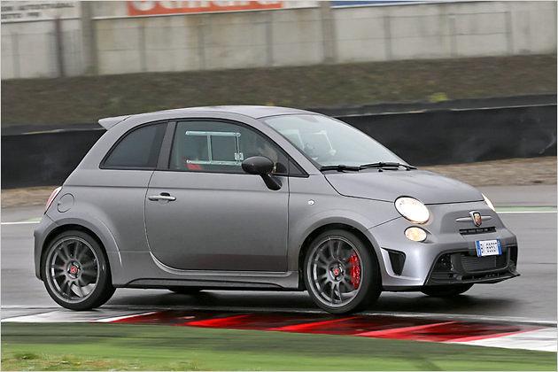 Der Biposto lenkt sehr flink und sauber ein. Ist das mechanische Sperrdifferenzial an Bord, geht er auch sehr schnell aus der Kurve heraus