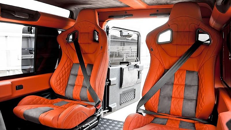 Vorne sitzt man im Wildcat Defender V8 DKR, wie in einem Rennwagen