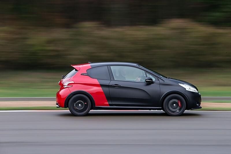 Der Peugeot 208 GTi 30th ist 3,96 Meter lang,...
