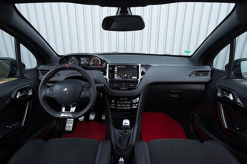 Das Cockpit des Peugeot 208 GTi 30th.