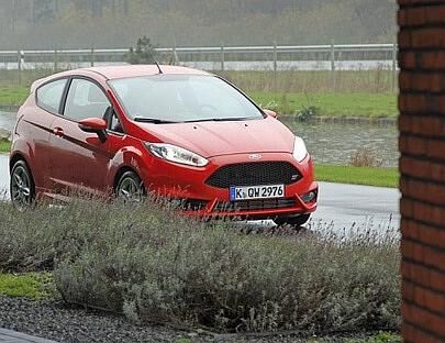Der Ford Fiesta ST ist auch in den Kurven nicht aus der Spur zu bringen. 