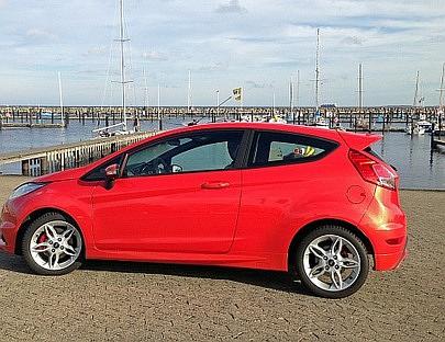 Der Ford Fiesta vor dem Jachthafen in Kiel.