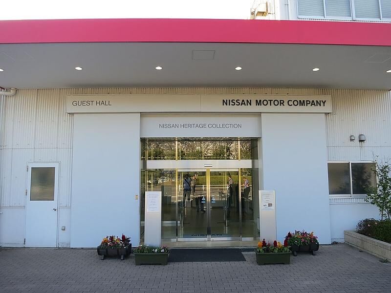 Der Eingang zum Nissan Heritage Collection-Museum in Kanagawa/Japan