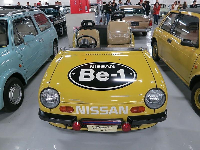 Dieser Nissan Be 1 von 1989 wurde bei Baseball-Spielen eingesetzt.