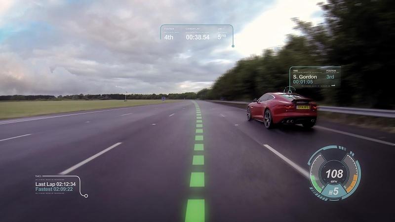 Jaguar Land Rover - Die virtuelle Windschutzscheibe zeigt nicht nur die passenden Informationen an der passenden Stelle der Frontscheibe ...