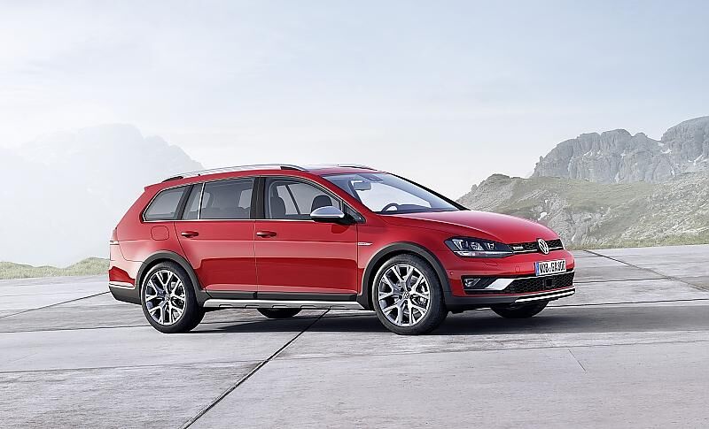 In der Silhouette fallen sofort die schwarzen Radlaufverbreiterungen des Golf Alltrack auf; dieser robuste Schutz