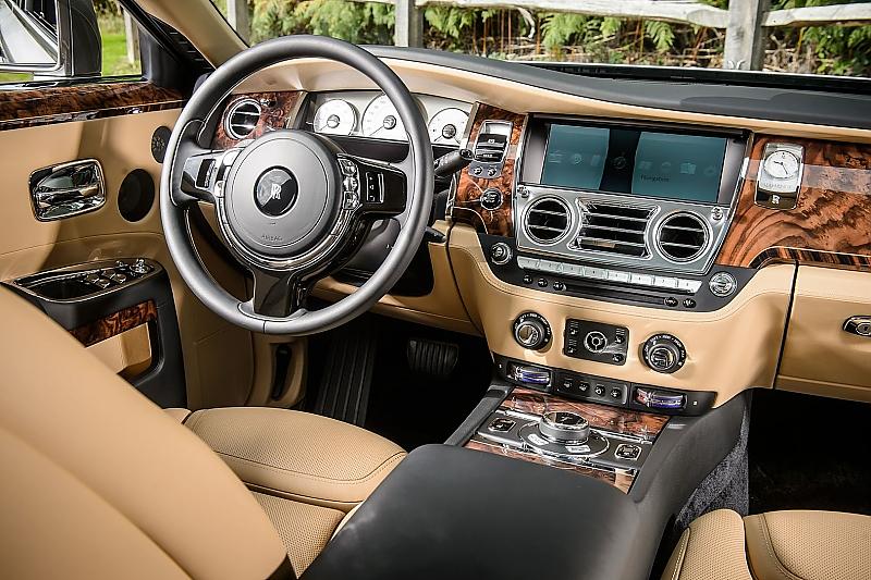 Das edle Cockpit des Rolls-Royce Ghost II.