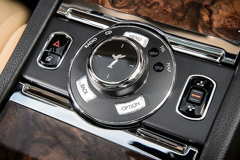 Die Spirit of Ecstasy ist im Touchpad integriert.