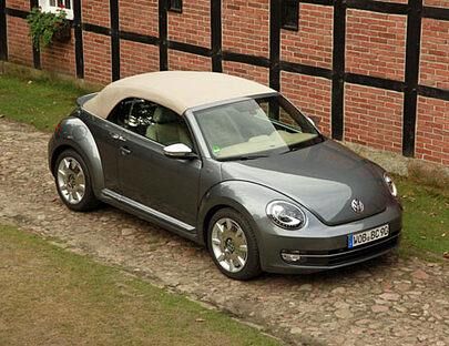 Schick sieht er aus in Platinum Grey Metallic mit dem Verdeck in Nutriabeige.