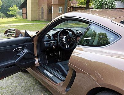 Wie immer bei Porsche sitzt der Zündschlüssel linsk. 
