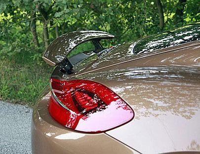 Der Porsche Cayman mit Heckspoiler.