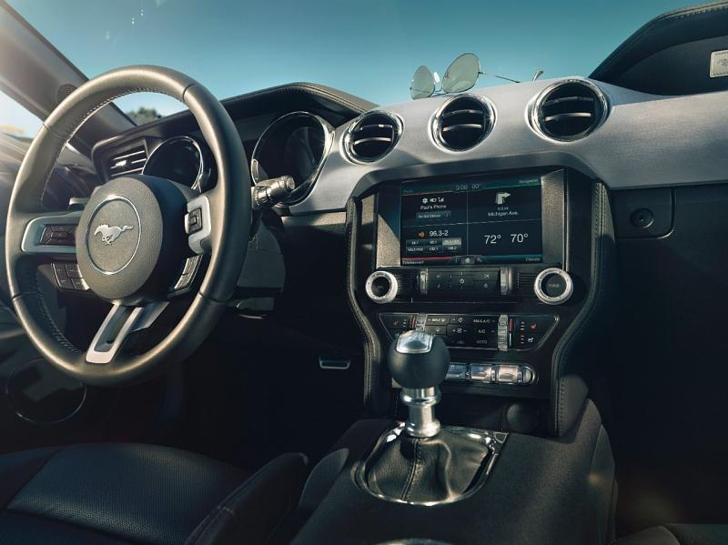 Ford Mustang GT 5.0 V8 2015 - das neue Cockpit mit Touchscreen