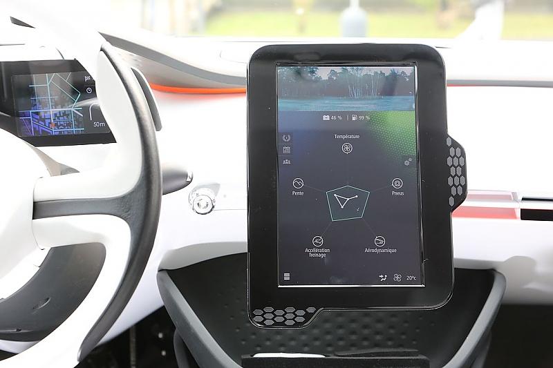 Das zentrale Infotainment-Bedienelement ist ein tabletartiger Touchscreen
