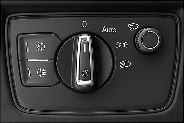 Das Head-up-Display lässt sich über einen kleinen Knopf neben dem Lichtschalter einstellen