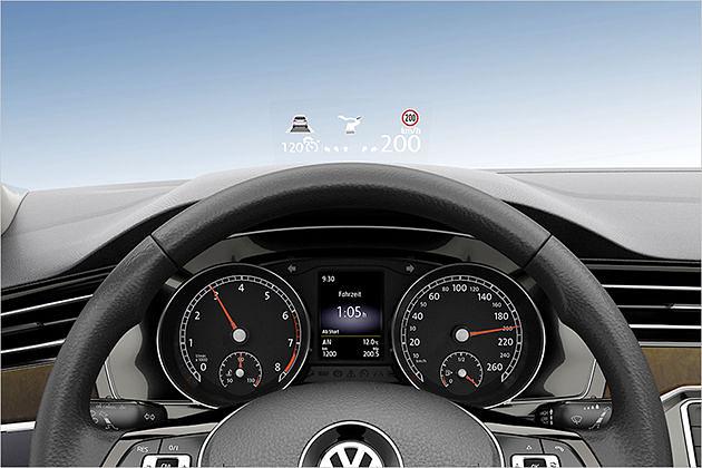 Ebenfalls optional verfügbar: Ein Head-up-Display auf Basis einer kleinen Plexiglas-Scheibe