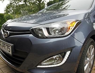 Das LED-Tagfahrlicht ist serienmäßig. Die Metallic-Lackierung kostet extra.