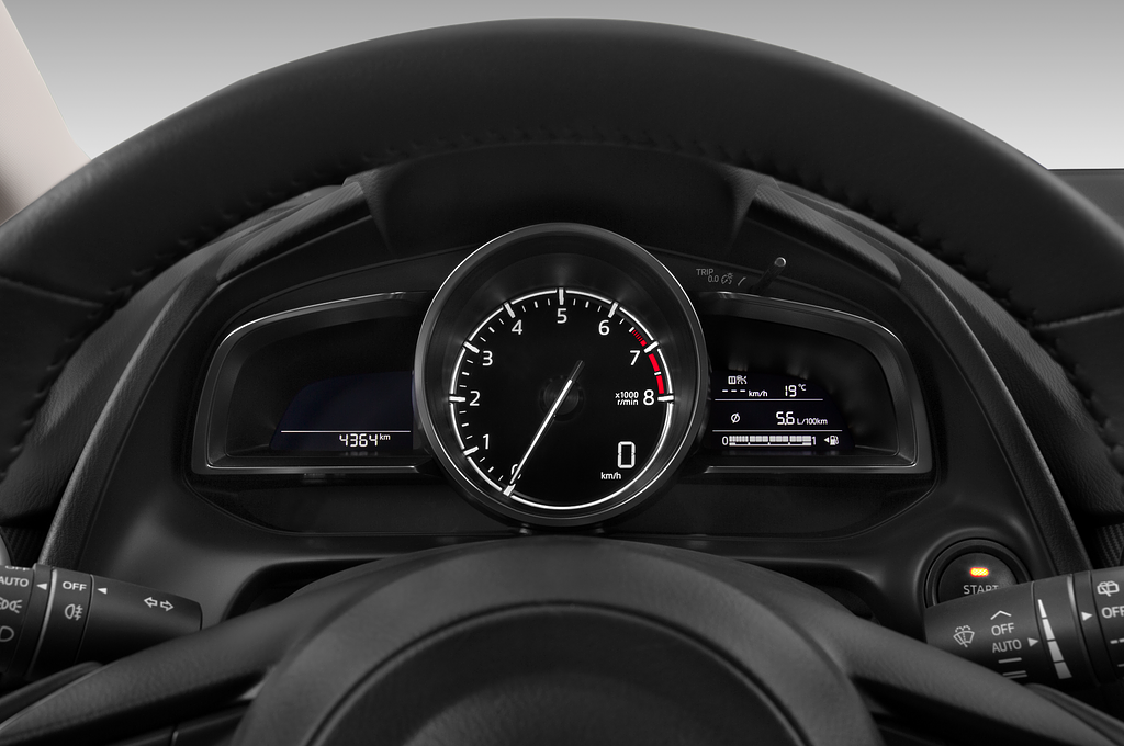 Mazda Mazda2  (Baujahr 2020) Sports-Line 5 Türen Tacho und Fahrerinstrumente