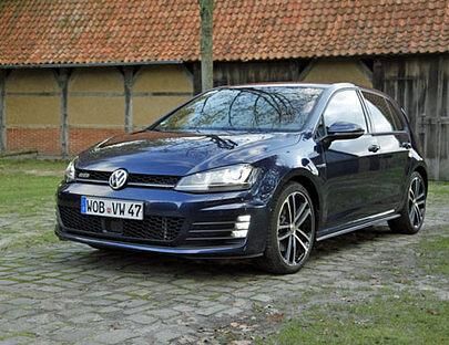 Den VW Golf gibt es sowohl als TSI, als auch oben offe als GTI-Cabrio.