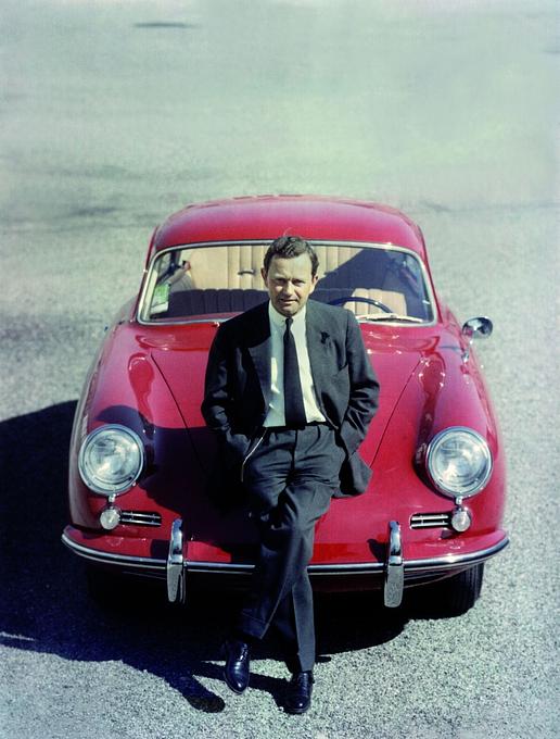 Ferry Porsche vor einem Porsche 356