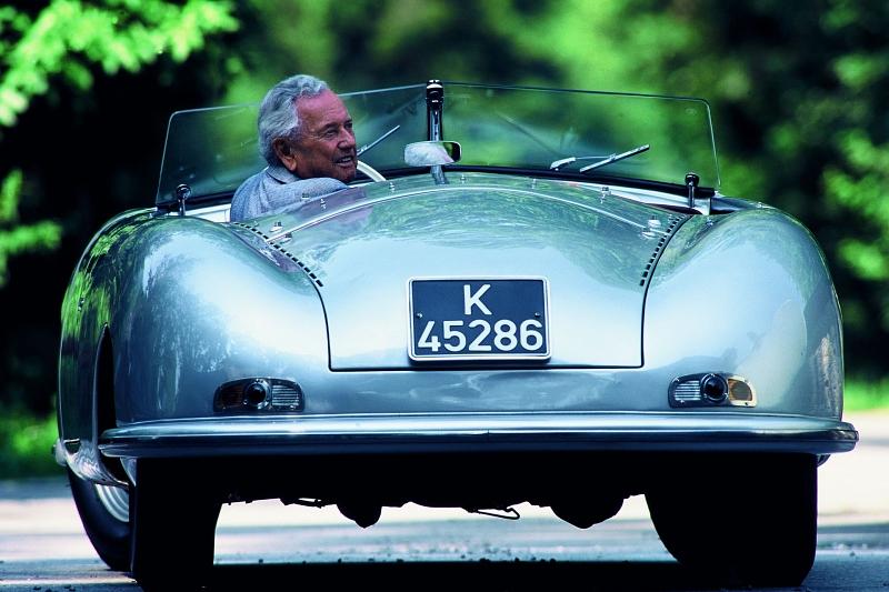 Ferry Porsche in einem Porsche 356