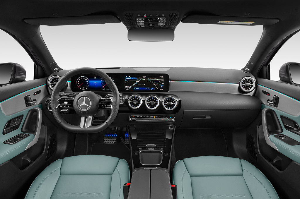 Mercedes A Class (Baujahr 2023) AMG Line 5 Türen Cockpit und Innenraum