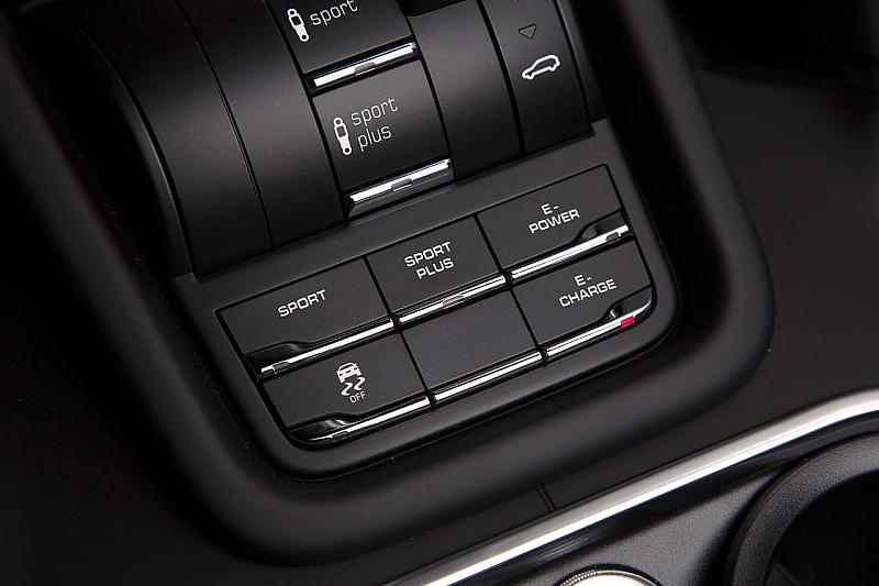 Die Schalter in der Mittelkonsole sind typisch Porsche