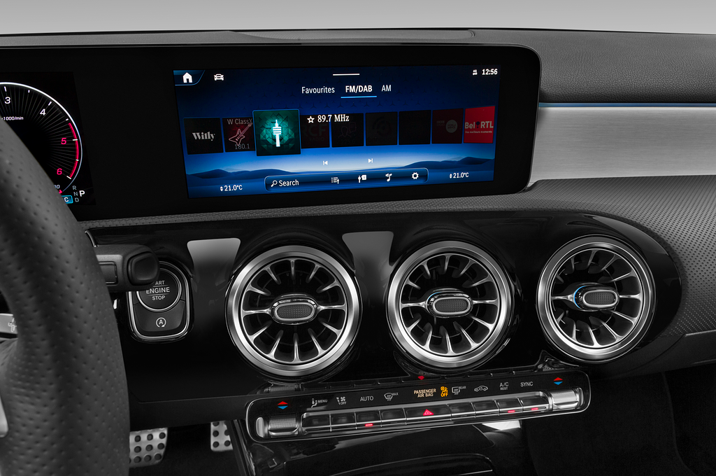 Mercedes A Class Berline (Baujahr 2023) AMG Line 4 Türen Radio und Infotainmentsystem