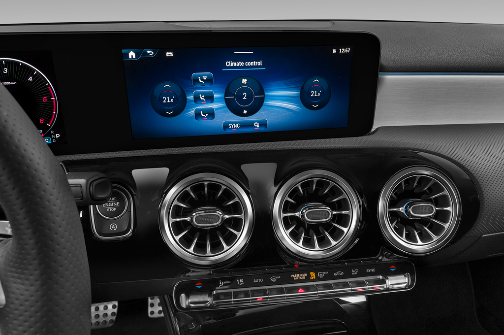 Mercedes A Class Berline (Baujahr 2023) AMG Line 4 Türen Temperatur und Klimaanlage