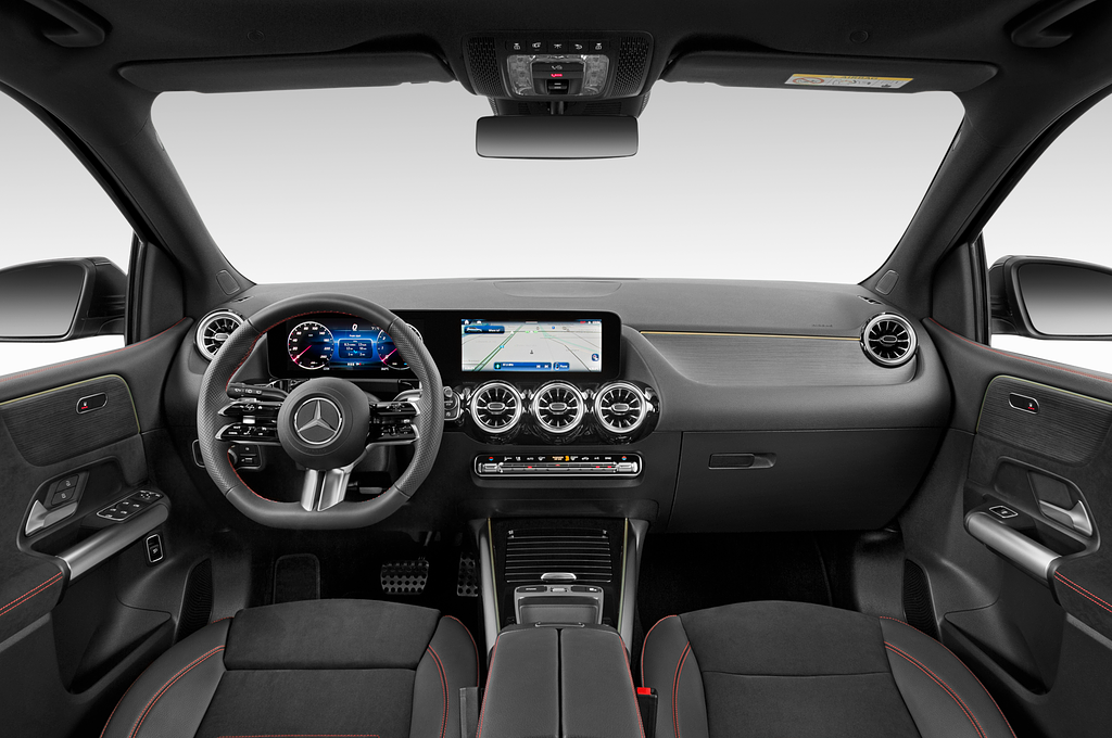 Mercedes B Class (Baujahr 2023) AMG Line 5 Türen Cockpit und Innenraum